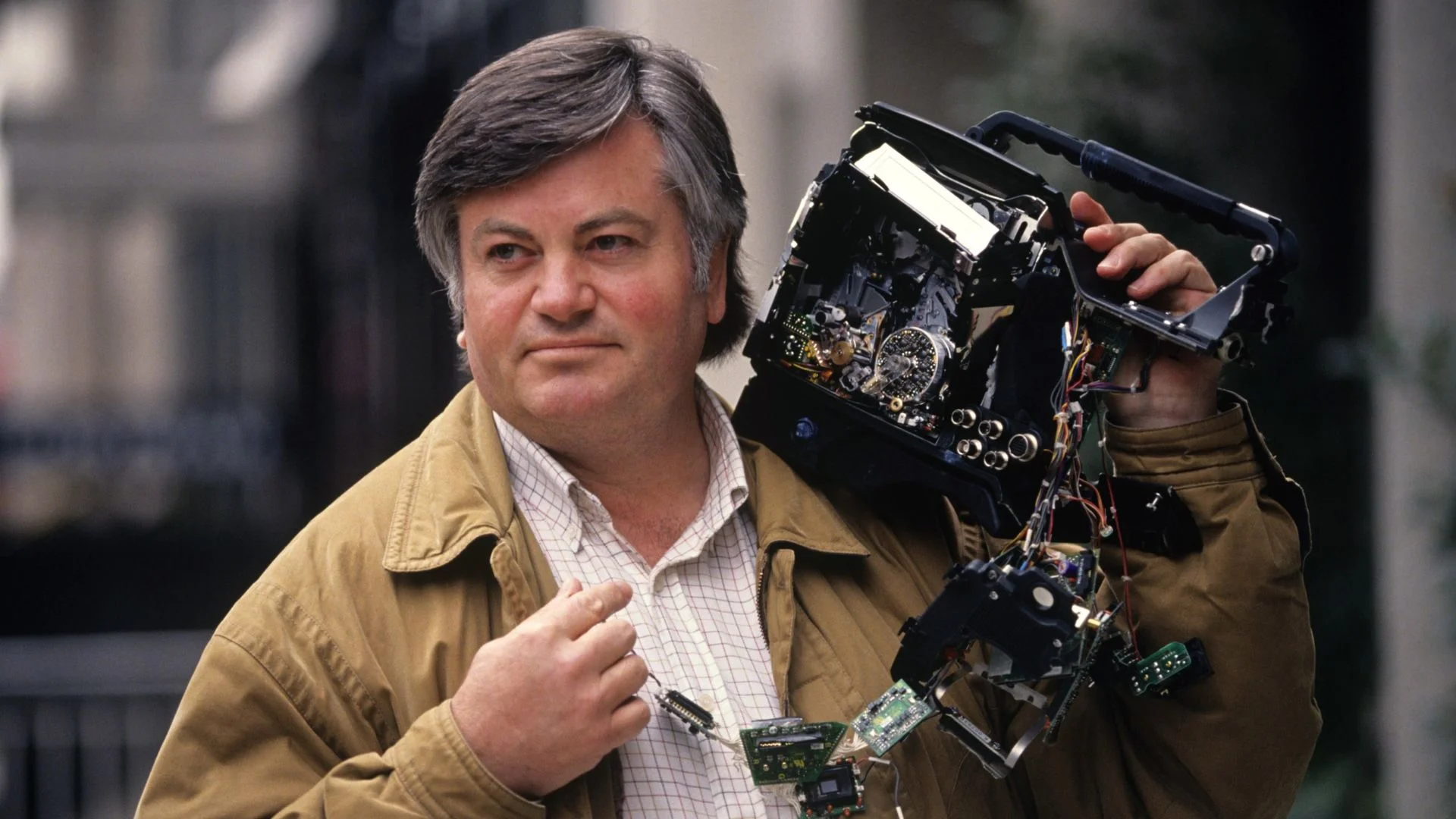 Trailblazing investigative reporter Roger Cook dies