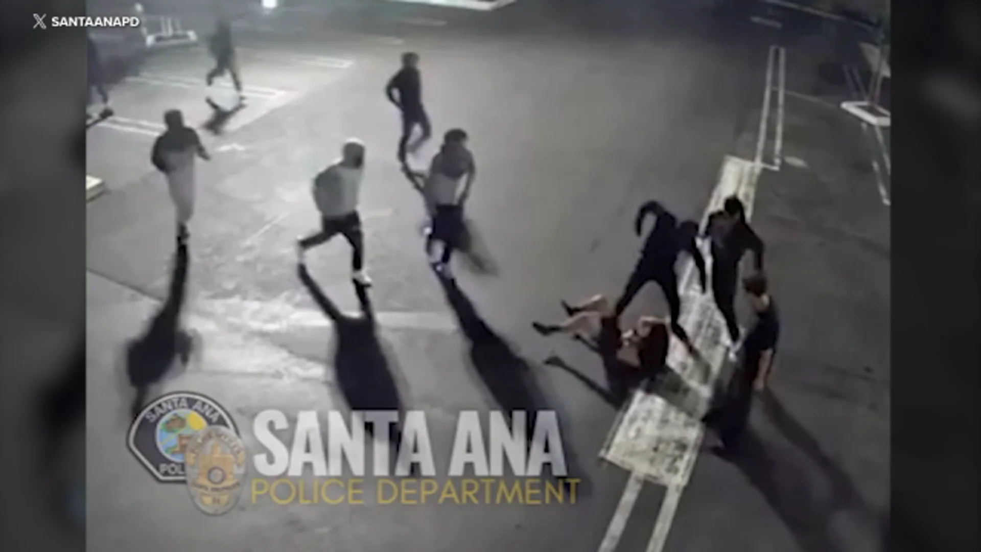 Man robbed of gold chain, violently attacked by group of suspects in Santa Ana, police say