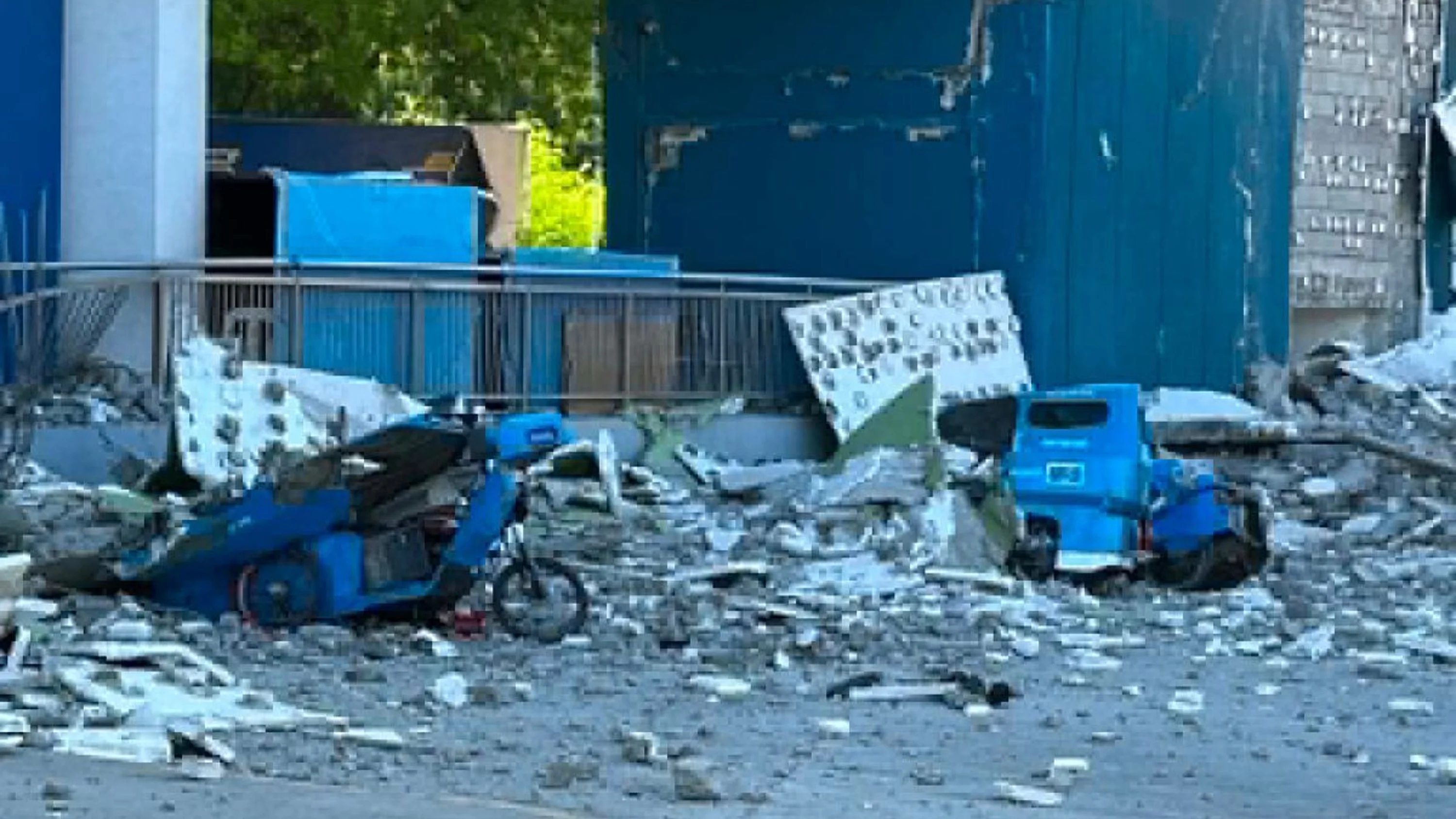 7.8-magnitude earthquake rocks the southern Philippines, causing damage, tsunami warning