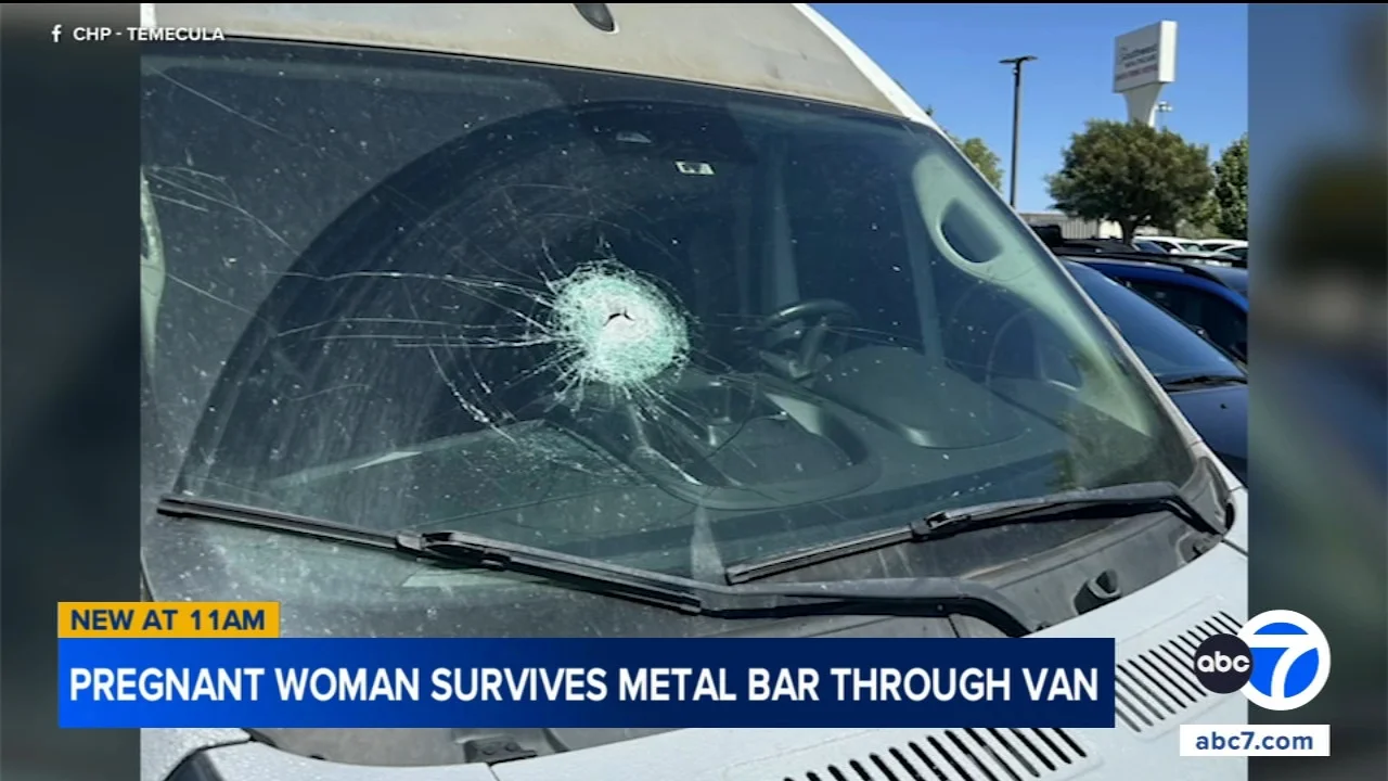 Barra de metal atraviesa parabrisas e impacta a conductora embarazada en Temecula
