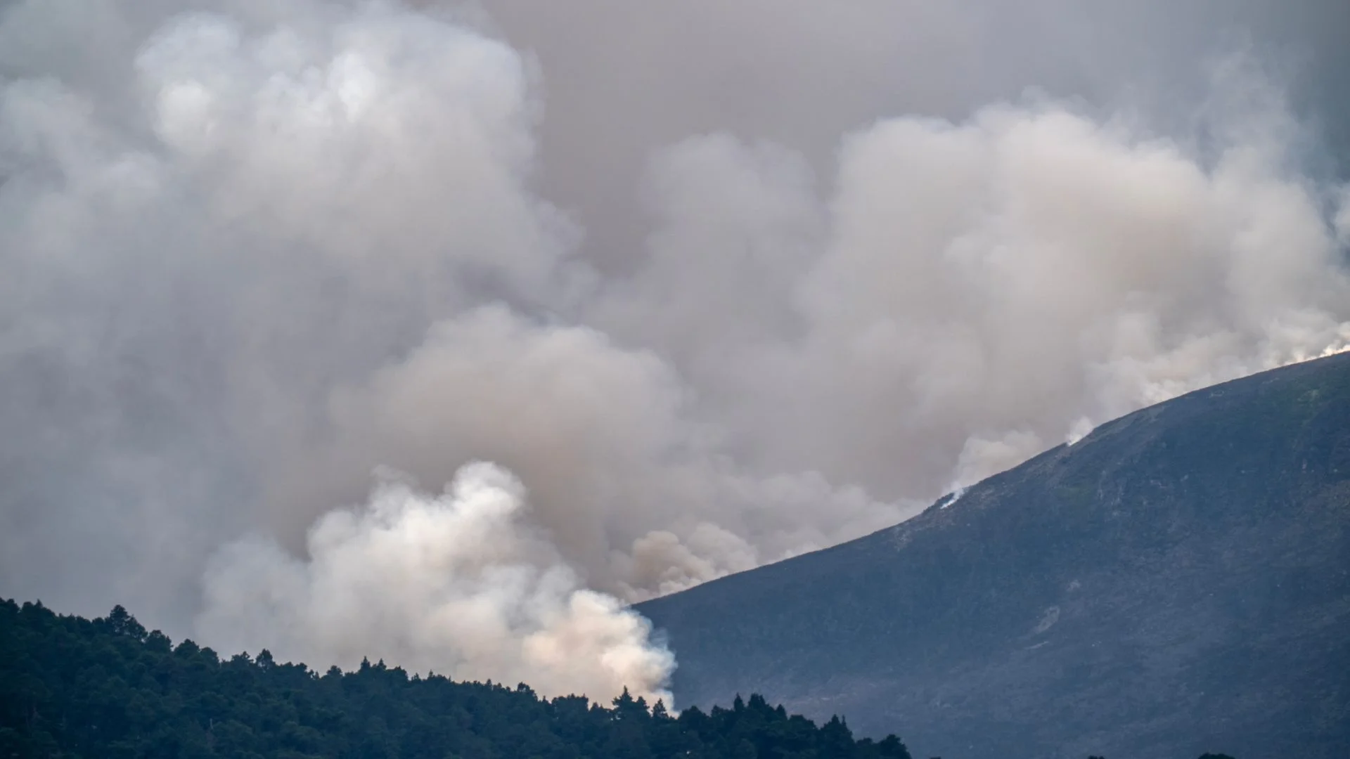 Cairngorms wildfire declared major incident as hundreds of villagers evacuated