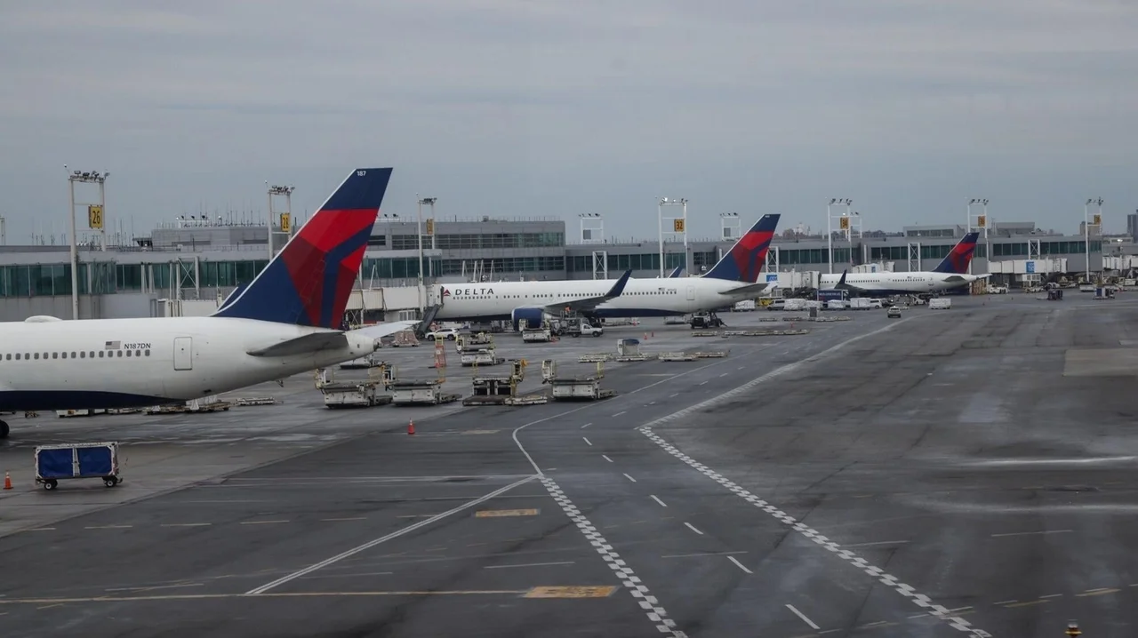 Delta flight returns to JFK after in-flight pressurization issue