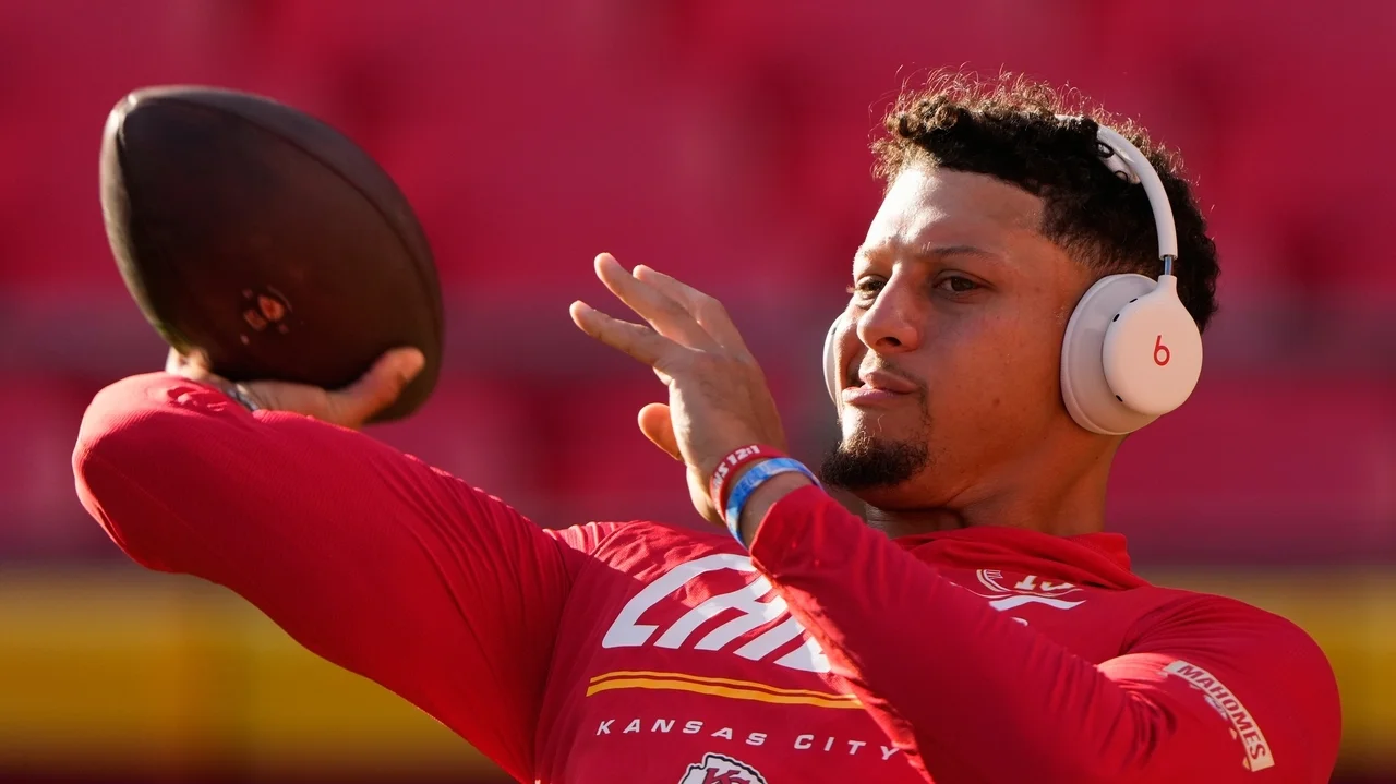 Chiefs start undrafted rookie Kahlil Benson at left tackle with Josh Simmons out in opener vs Denver