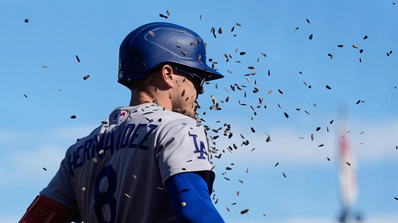 Kiké Hernández hits tiebreaking home run leading off 9th to lift Dodgers over Giants 4-3