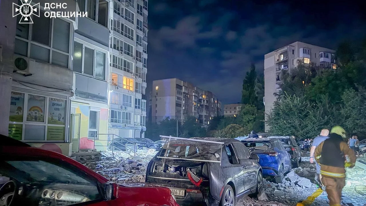 Russian attacks wound 8 Ukrainian civilians as Moscow and Kyiv threaten to raise the stakes