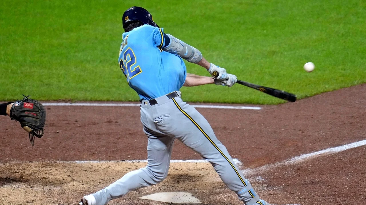 Christian Yelich's 2-run double rallies NL Central champion Brewers to 5-4 win over Pirates