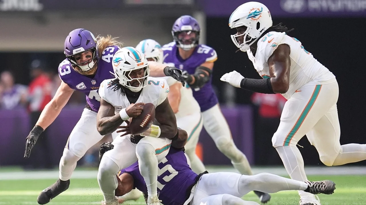 Unbeaten Vikings keep Dolphins winless with dominant defense, Reichard's kicks, Hockenson's catches
