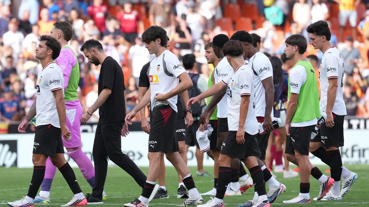 Valencia fans call players 'mercenaries' after demoralizing home loss to Barcelona