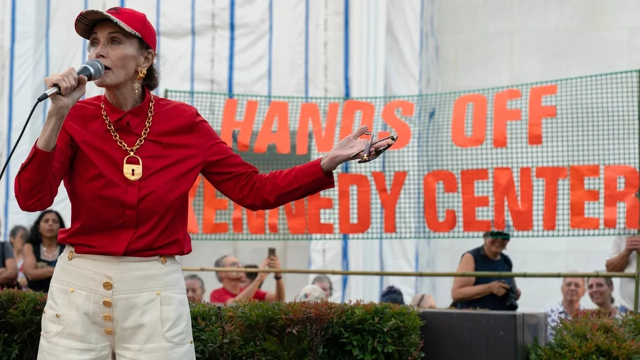Thousands join protest outside Kennedy Center, expressing concern that Trump might tear it down