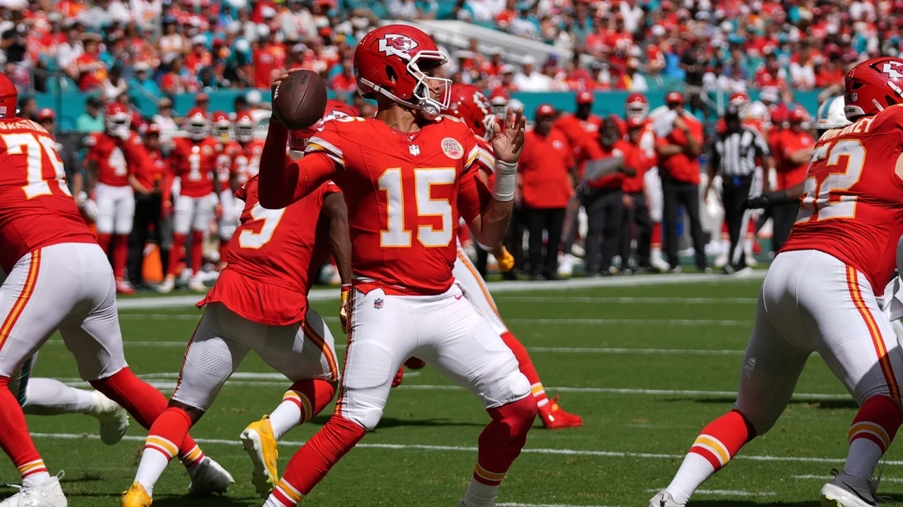 Pro Picks: Patrick Mahomes and the Chiefs will hand the Raiders their first loss