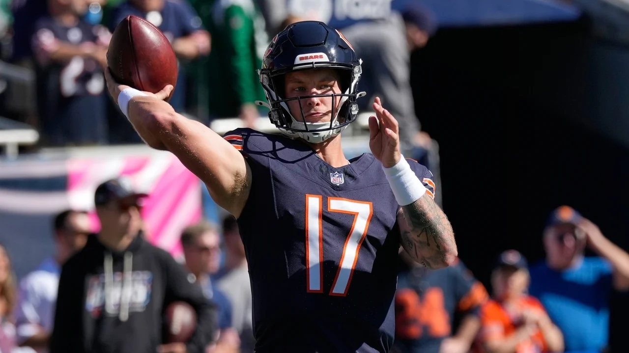 Case Keenum starts at quarterback for the Bears before Tyson Bagent takes over after 1 play