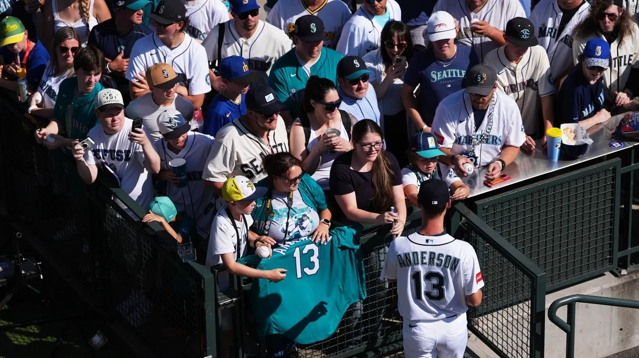 Mariners' Kade Anderson signs autographs, takes it all in before impressing in big league debut