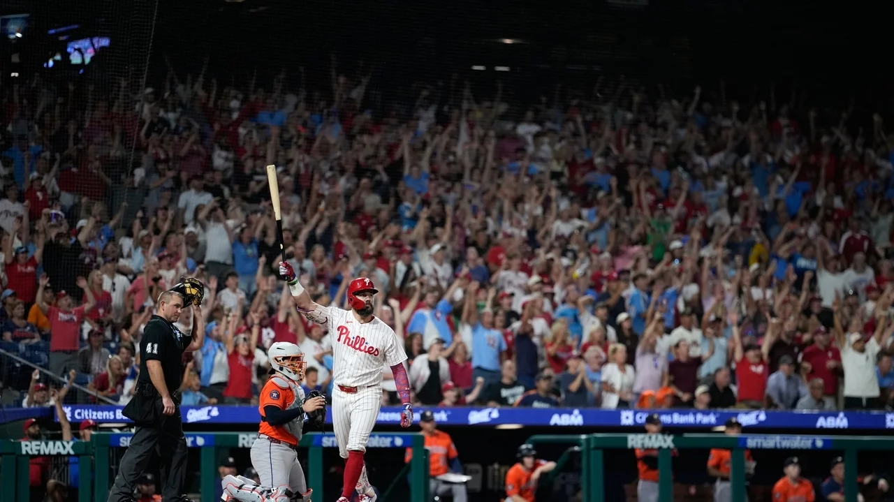 Schwarber hits grand slam for 44th homer in Phillies' 11-7 win over Astros