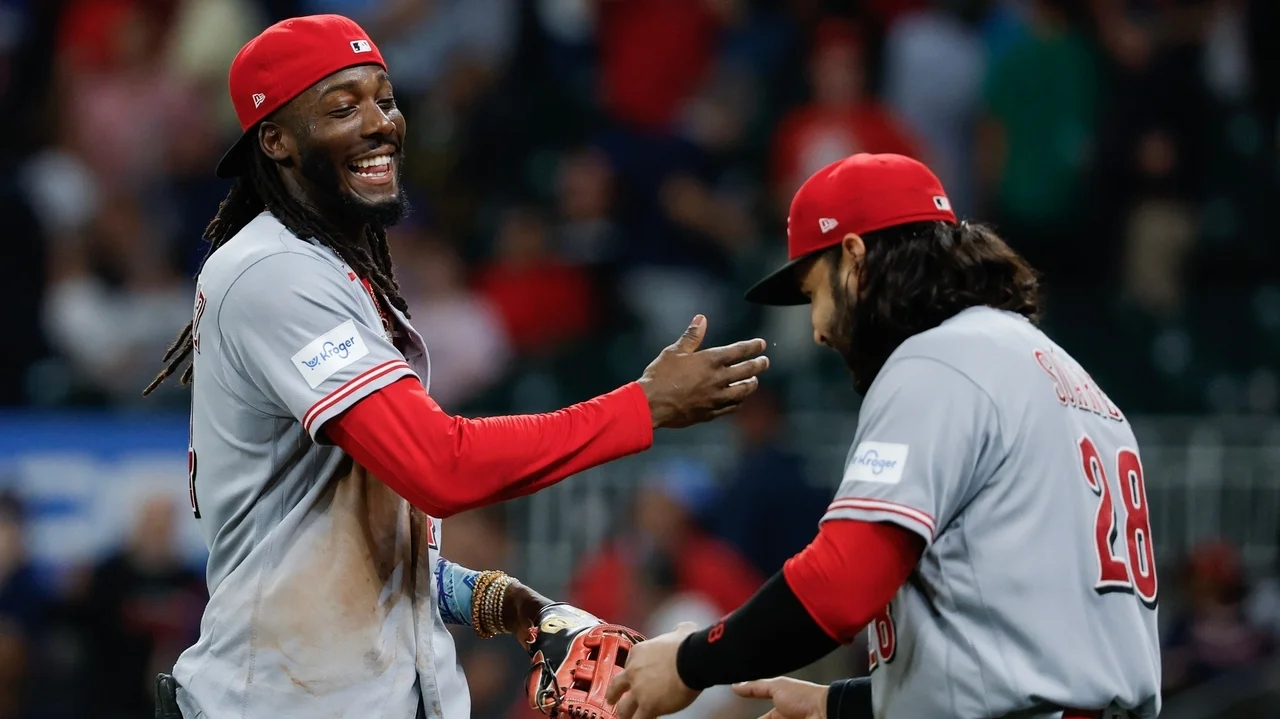 Elly De La Cruz hits 30th homer and Reds rally for 7-6 win over Braves, who lock up NL's No. 3 seed