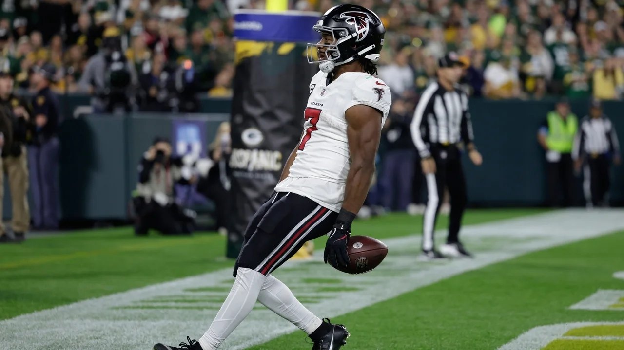 Bijan Robinson runs roughshod over the Packers as the Falcons breeze to a 35-14 victory