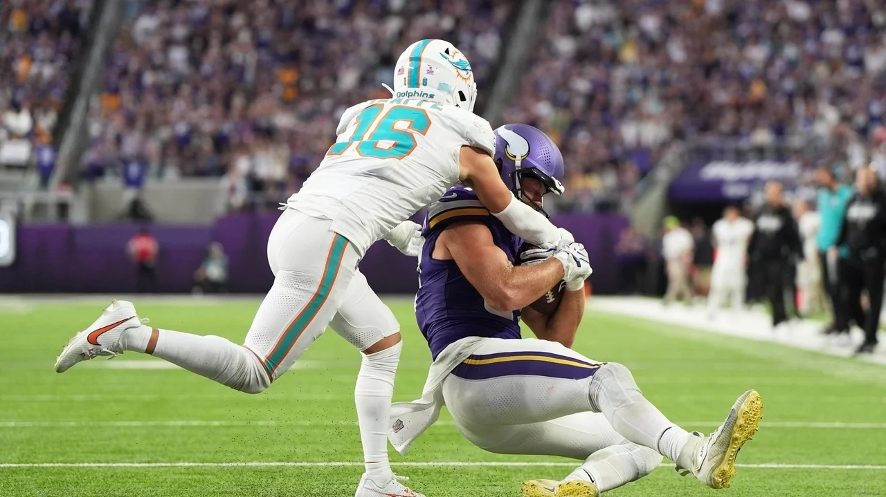 A slide at the 1 flips Vikings bettors' fate as Dolphins cover in 15-10 loss