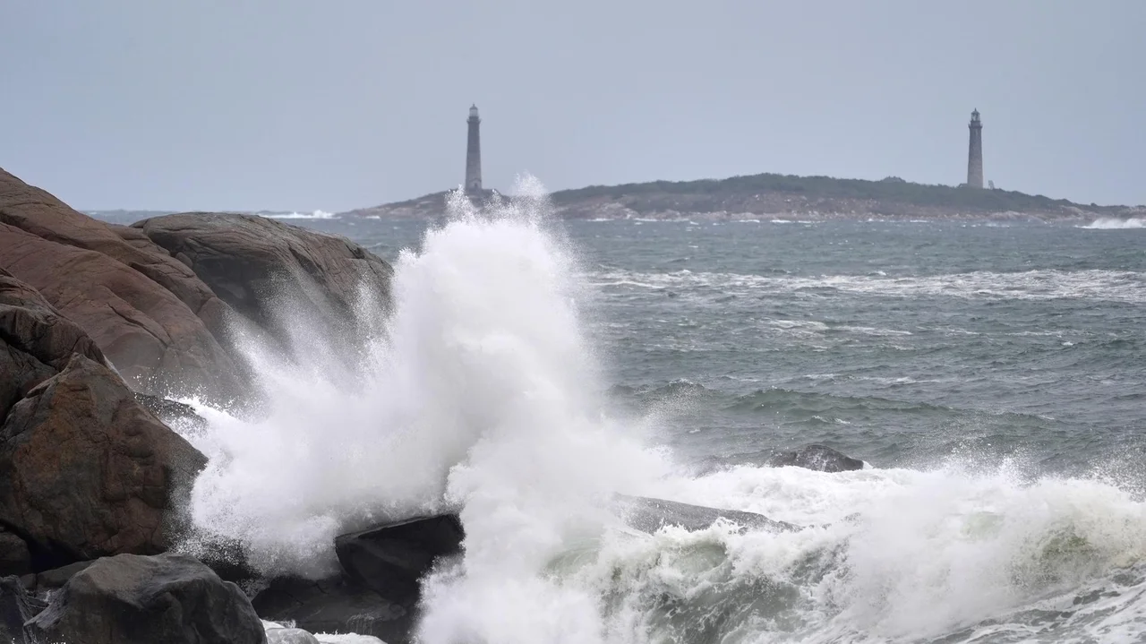 Roads flood in New Jersey, inundate some homes, as major signs of nor'easter take shape