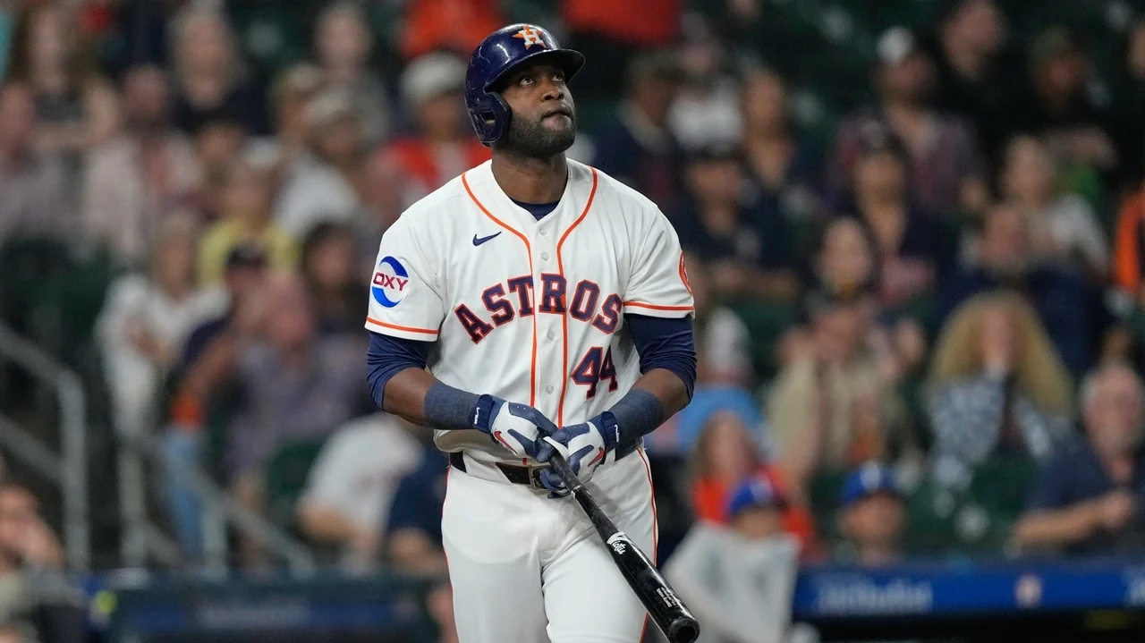 Alvarez hits 40th home run, Astros defeat Royals 6-2 to maintain at least share of AL West lead