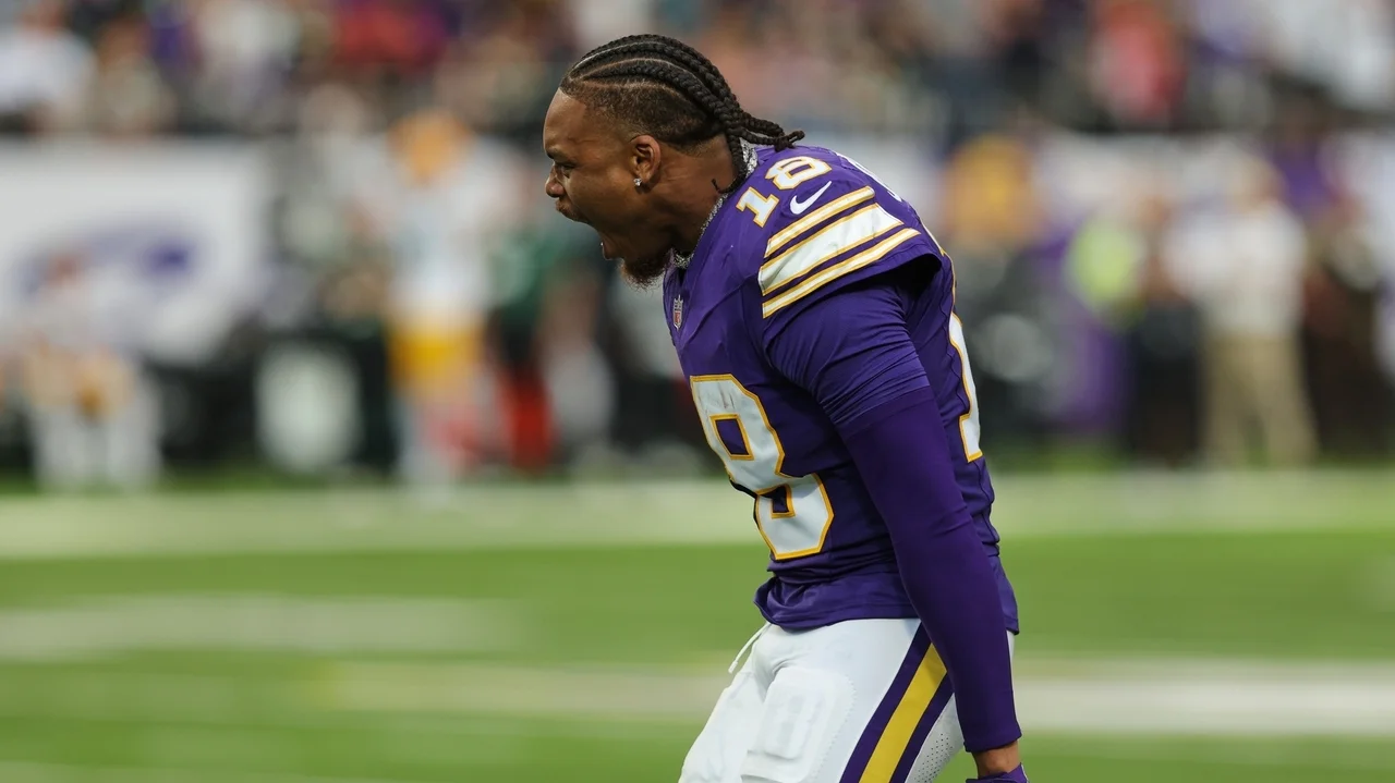 Vikings close with 29 straight points to beat rival Packers as Wentz replaces injured Murray
