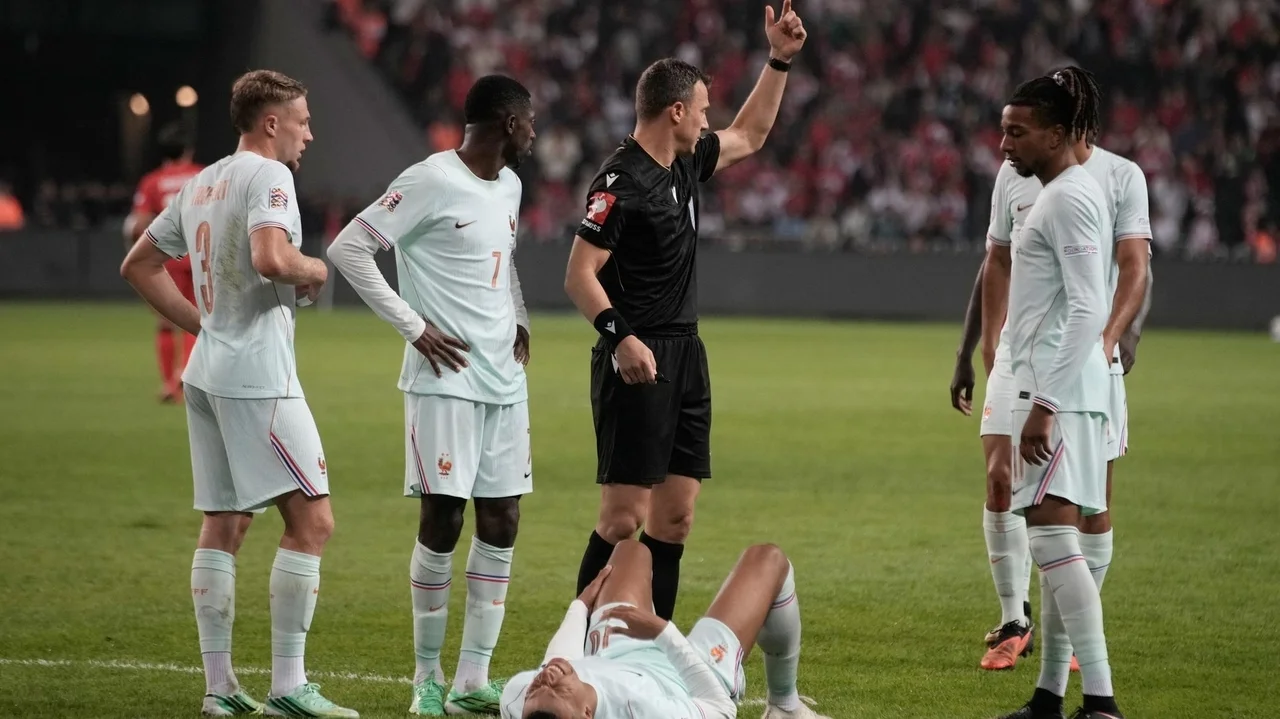 Mbappé limps off with apparent knee injury after scoring for France against Turkey