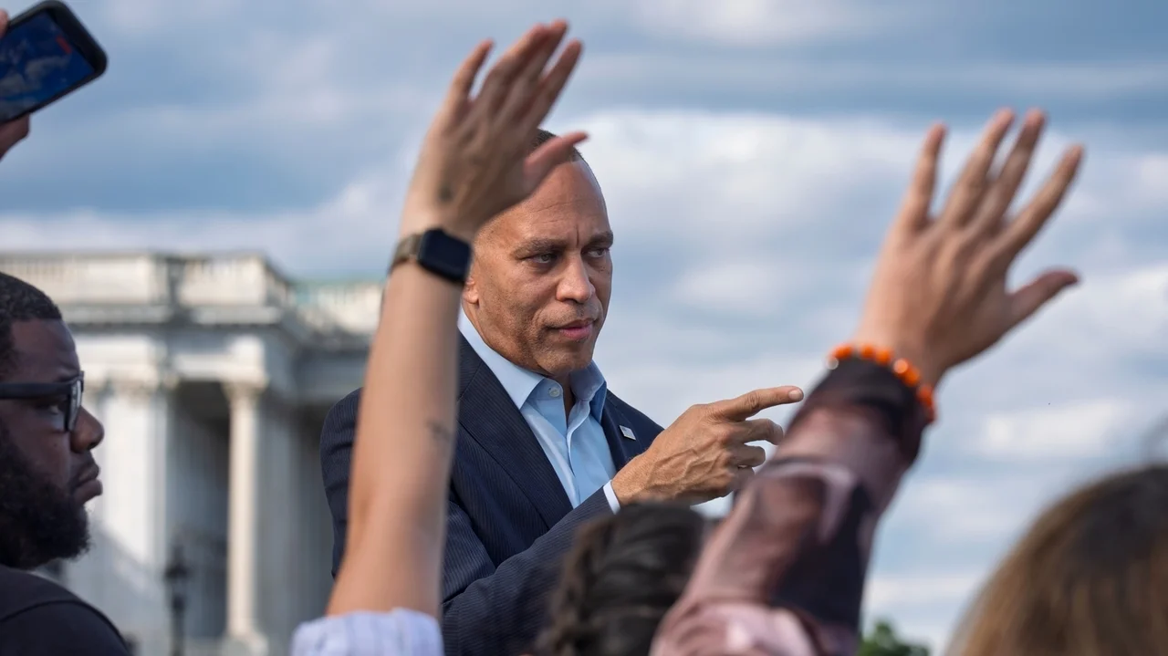 Jeffries says House Democrats reaching to flip Trump districts in attempt to repeat their 2018 sweep