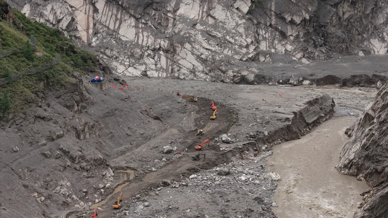 China exerts tight grip on information after floods