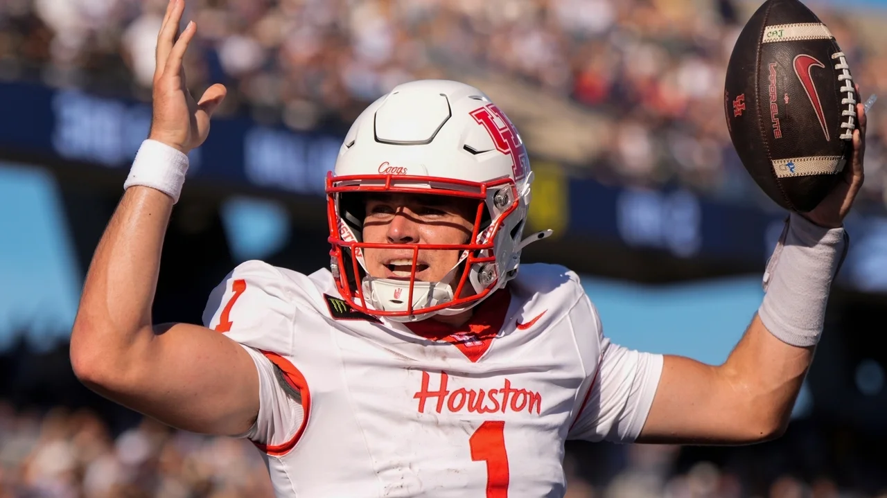 Conner Weigman throws 4 TD passes, runs for 2 scores as No. 25 Houston beats Georgia Southern 42-28