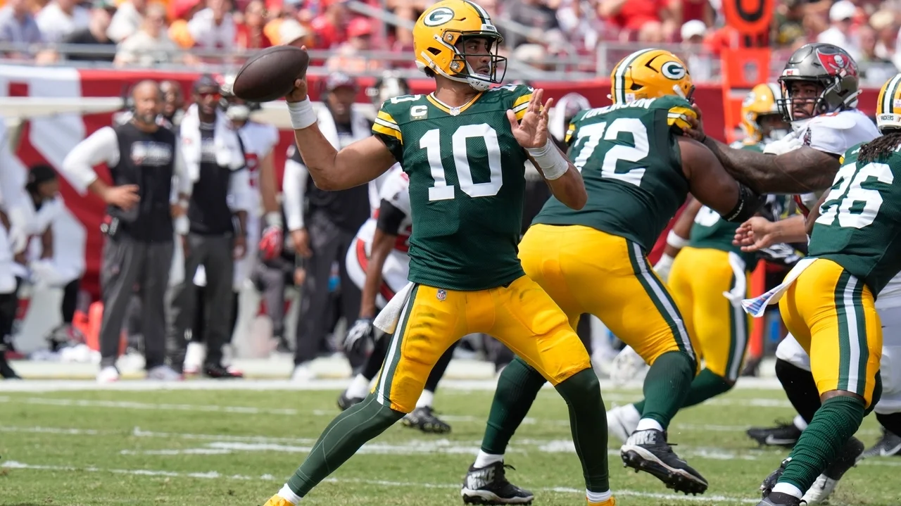 Jordan Love throws 2 touchdown passes, Packers edge Buccaneers 17-14