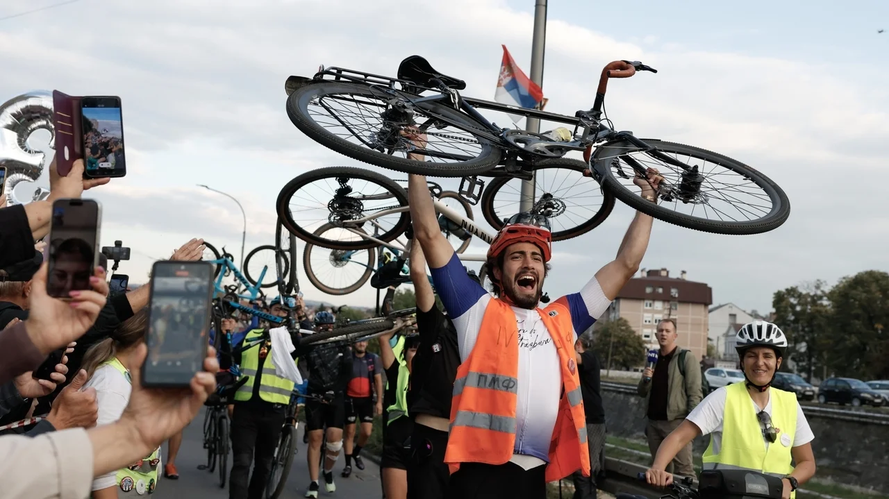 Thousands welcome cycling students in Kragujevac ahead of Serbia's Oct. 25 election