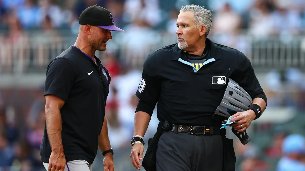 Home plate umpire leaves Padres-Reds game with heat exhaustion after 4th inning