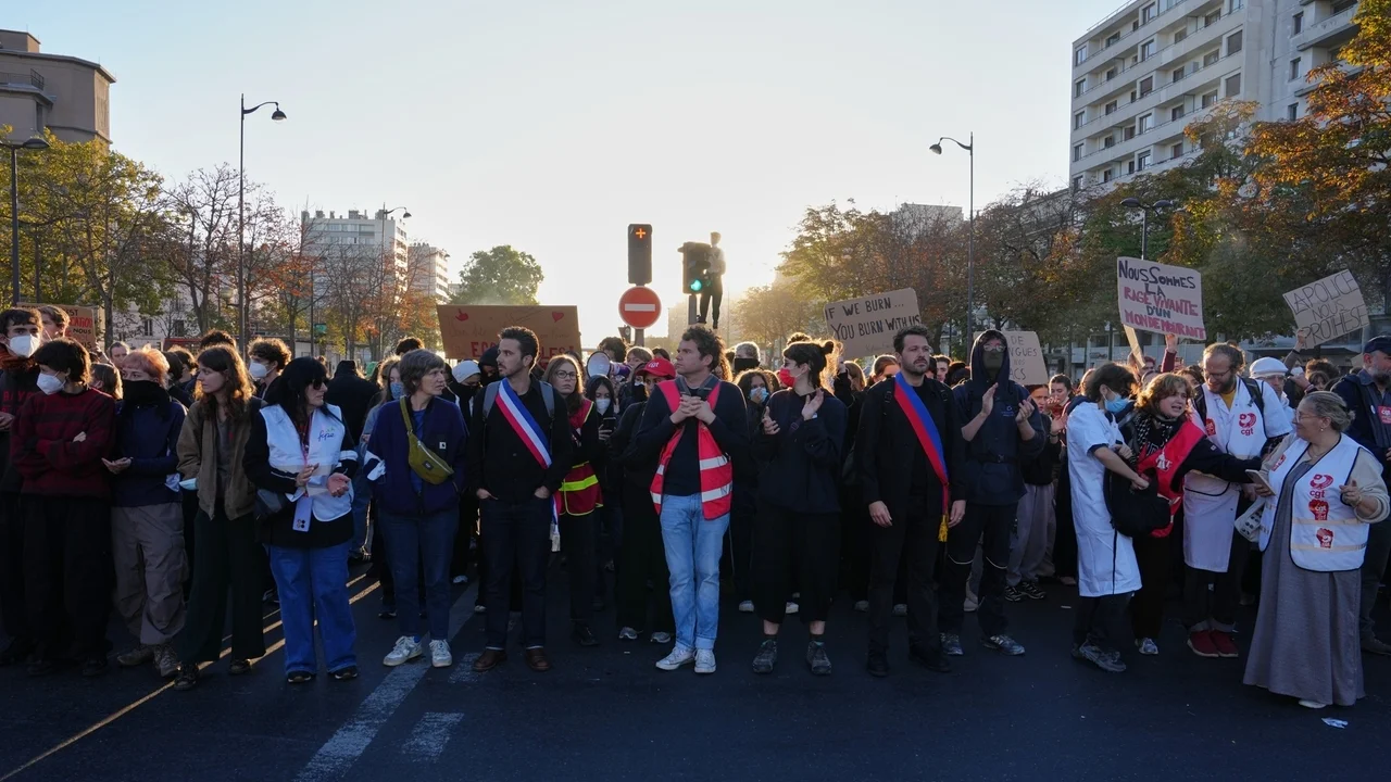 Protesting pupils blockade French high schools again, testing a weekslong movement