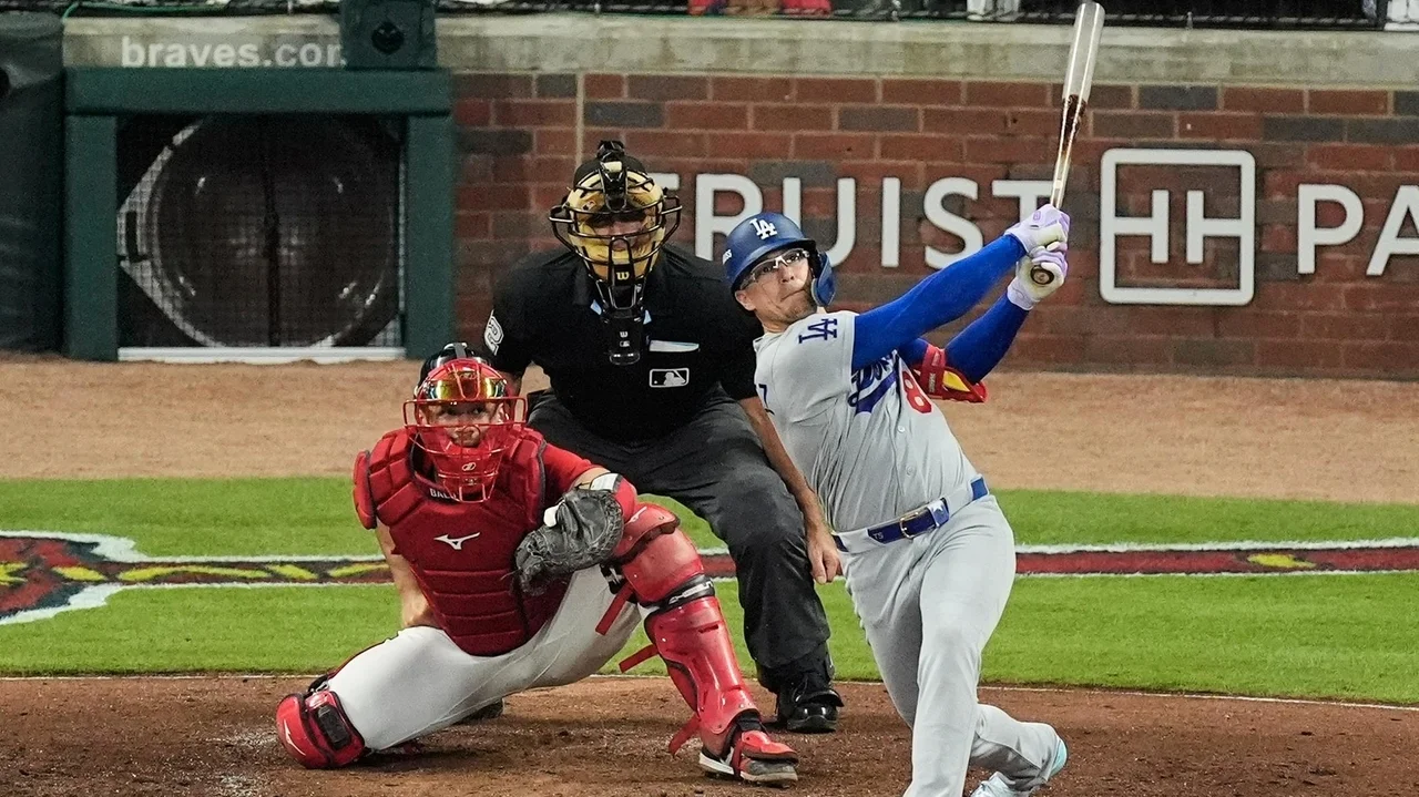 Kiké Hernández continues clutch postseason hitting for Dodgers with a 2-run homer off Chris Sale