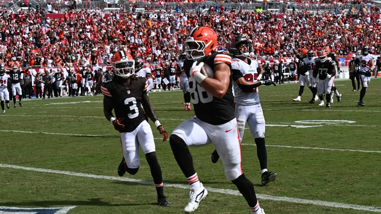 Deshaun Watson outplays Baker Mayfield, leading the Browns to a 23-19 win over the Buccaneers