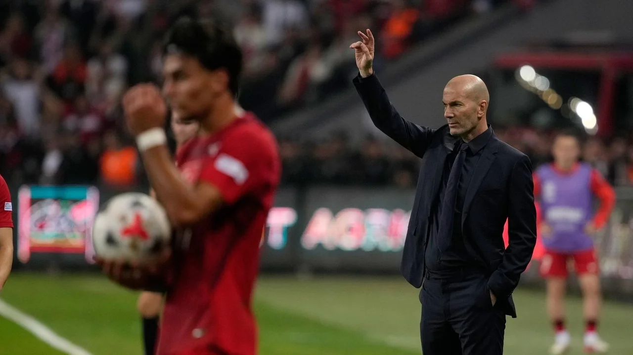 France coach Zidane's first win soured by Mbappé injury, Italy loses to Belgium in Nations League