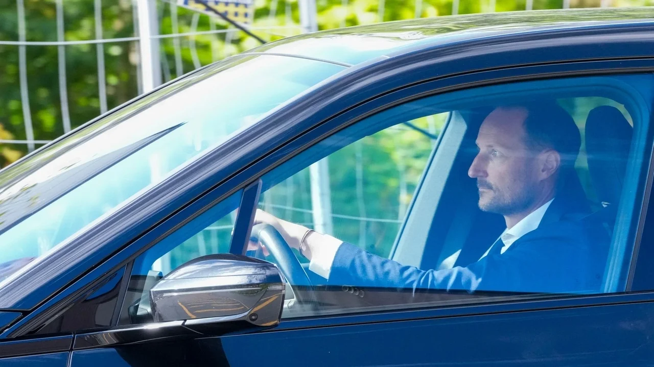 Norway's crown prince becomes King Haakon VIII after his father's death