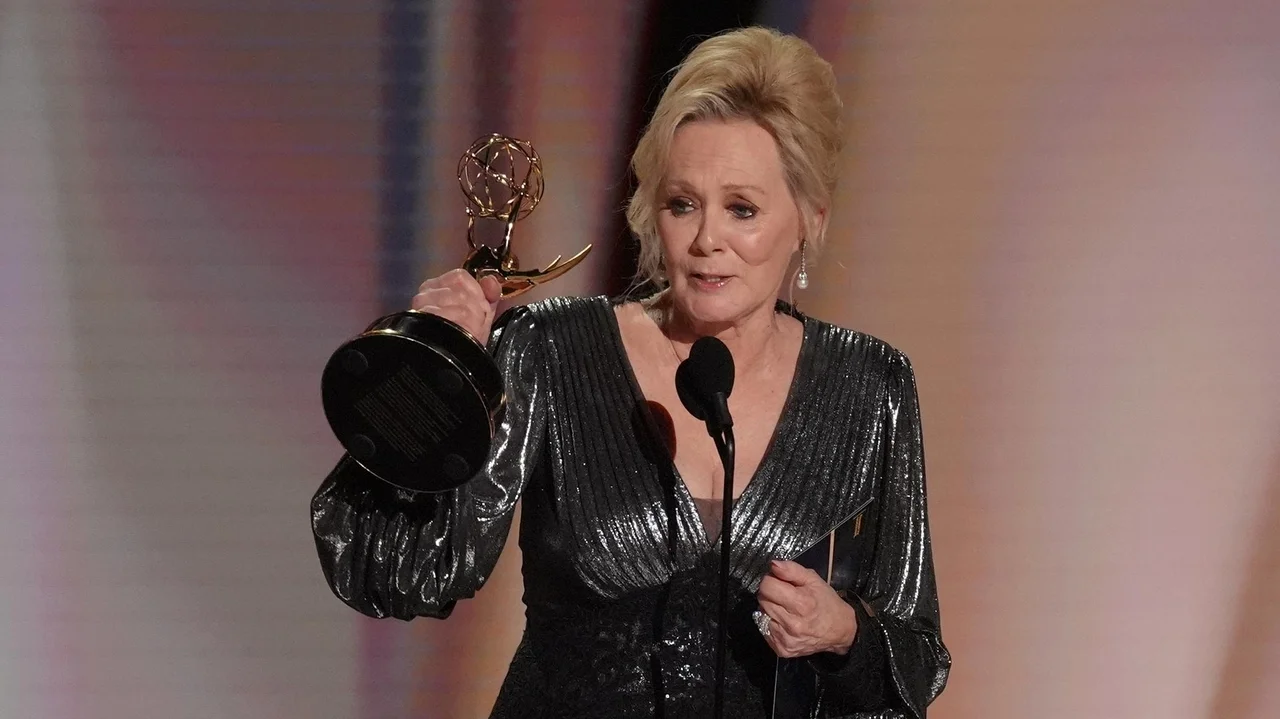 Jean Smart makes Emmy history with fifth straight 'Hacks' win