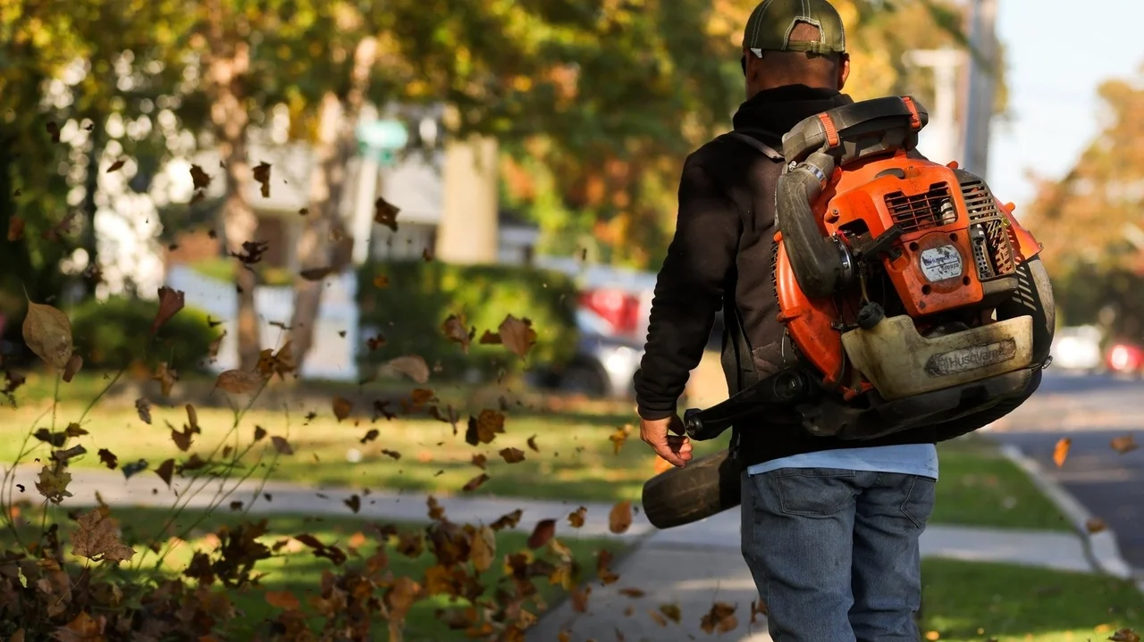 Gov. Hochul signs bill giving landscapers rebates for electric lawn equipment