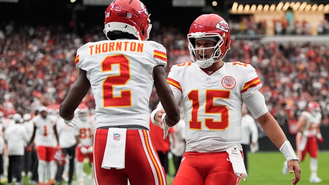 Chiefs beat the Raiders 30-27 to move to 4-0 behind Patrick Mahomes and Kenneth Walker III