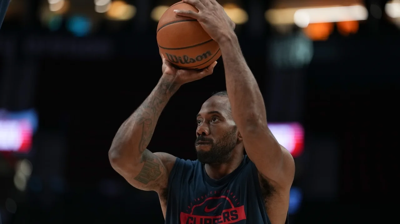 Raptors and Clippers moving to complete Kawhi Leonard trade, AP source says