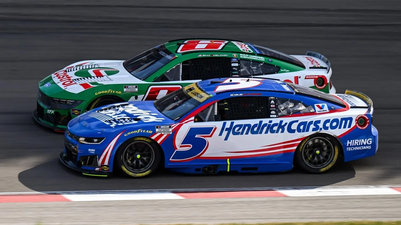 Larson leads Hamlin by single point in Cup Series playoffs as rainout sets Kansas starting lineup