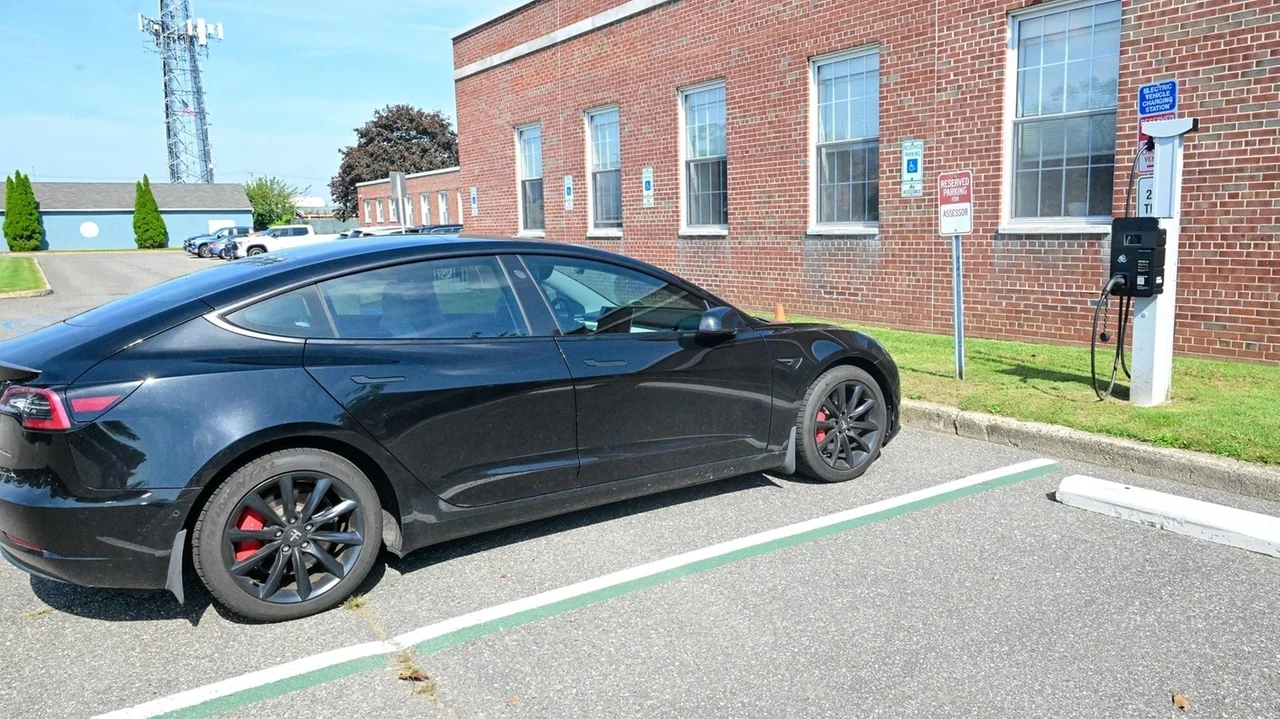 Babylon officials aim to regulate electric vehicle chargers