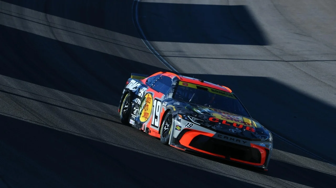 Chase Briscoe fends off Kyle Larson's last-lap surge to win in Las Vegas