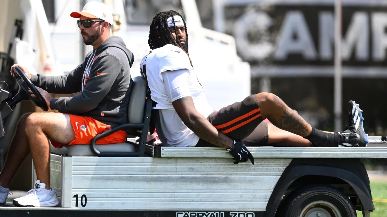 Browns place DE Alex Wright on injured reserve, sign Derek Barnett