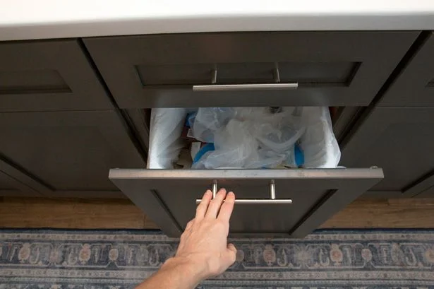 Kitchen bins stop smelling bad when you sprinkle 1 natural ingredient weekly