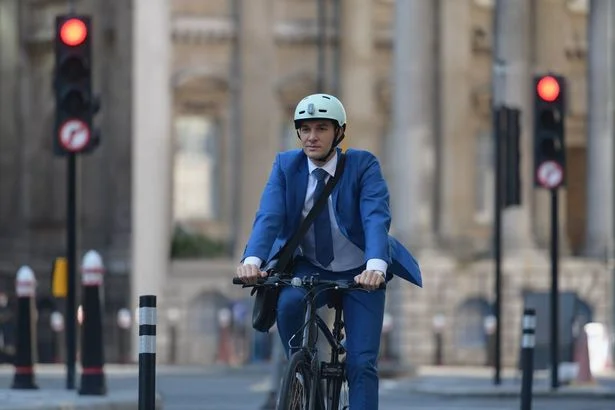 Lawyer settles debate on whether cyclists are allowed to go through red lights